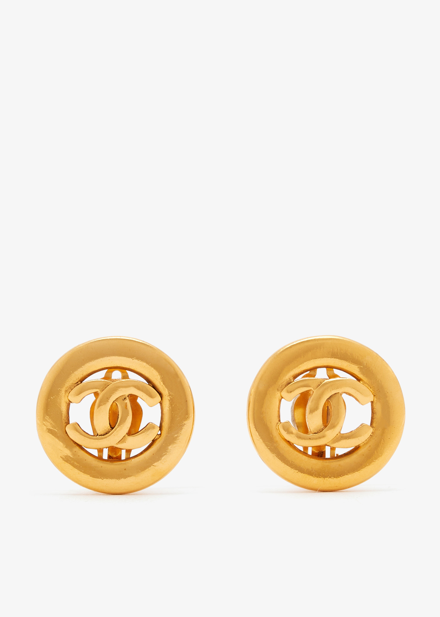 CC round clip-on earrings, Gold
CC round clip-on earrings, Gold