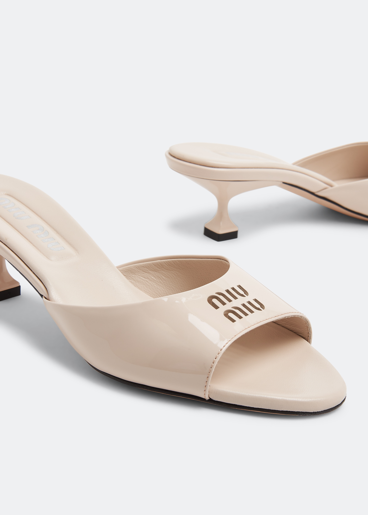 

Patent leather sandals, Beige