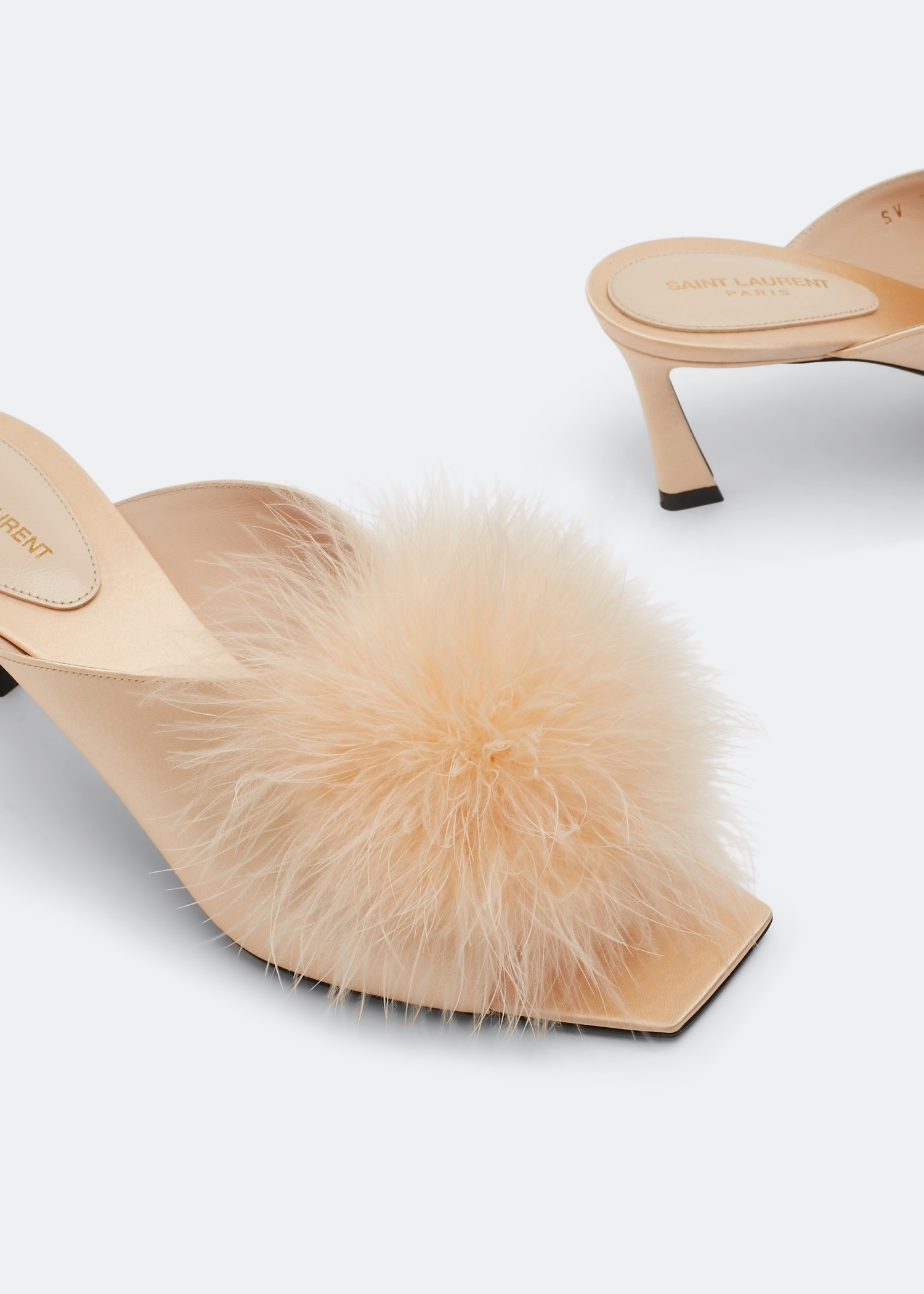 

Mae mules, Beige