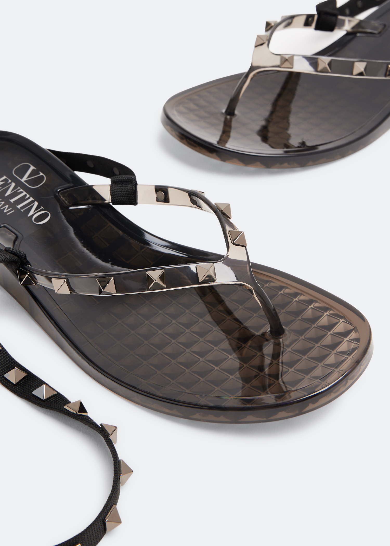 

Rockstud rubber thong sandals, Black